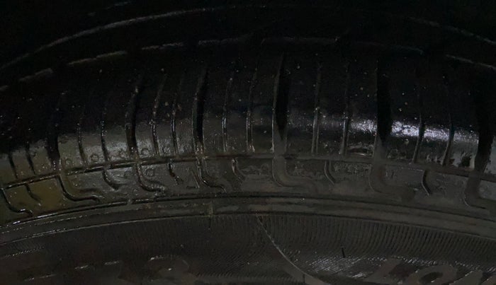 2017 Maruti Alto K10 LXI (O), CNG, Manual, 77,470 km, Right Front Tyre Tread