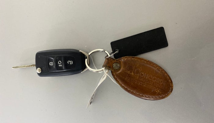 2018 Tata NEXON XM PETROL, Petrol, Manual, 33,956 km, Key Close Up