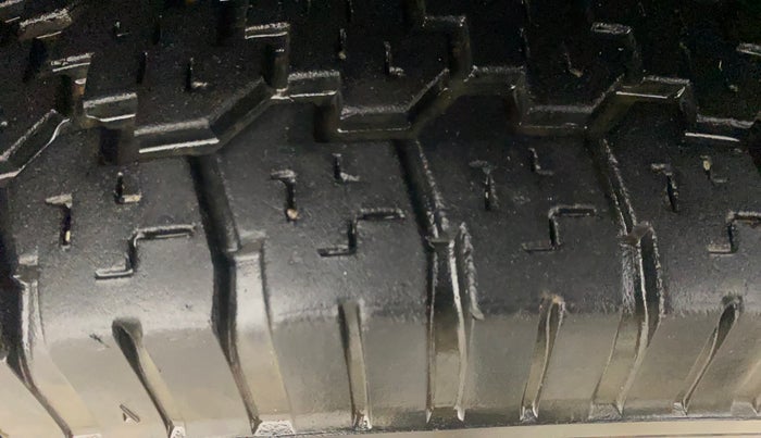 2012 Mahindra Bolero ZLX BS IV, Diesel, Manual, 1,07,666 km, Right Front Tyre Tread