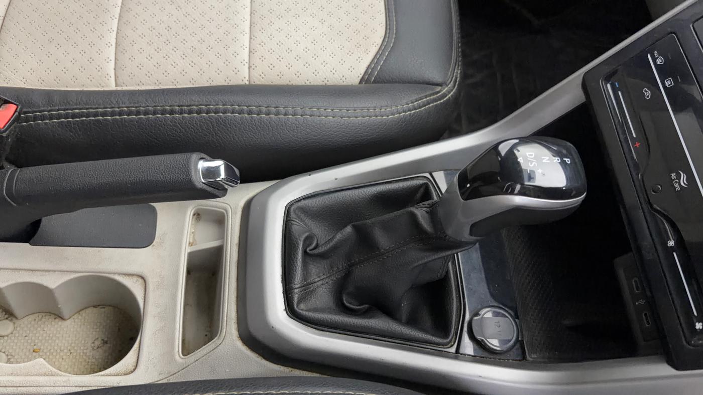 2022 Volkswagen TAIGUN HIGHLINE 1.0 TSI AT, Petrol, Automatic, 83,936 km, Gear Lever