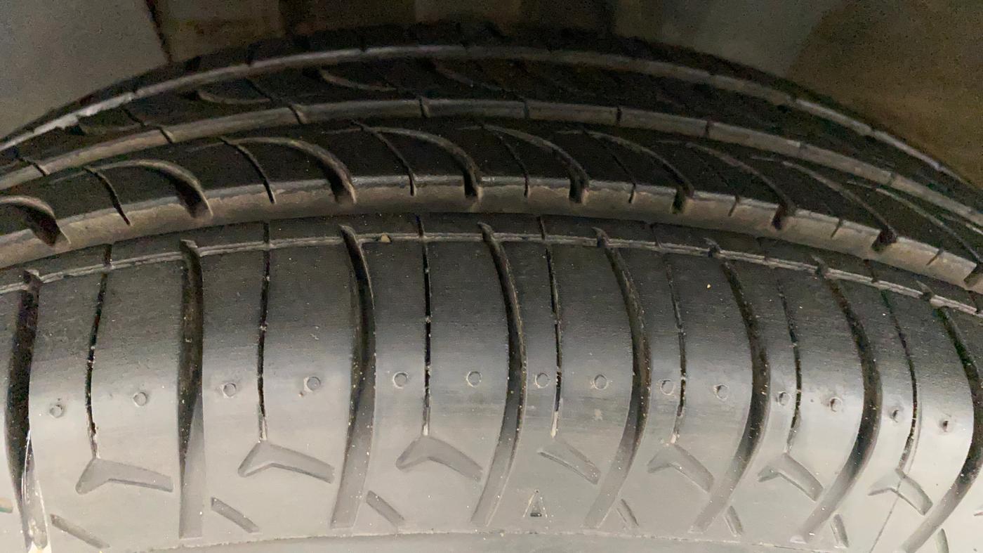 2017 Renault Kwid CLIMBER 1.0 AMT, Petrol, Automatic, 16,621 km, Left Front Tyre Tread