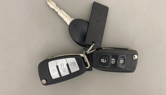 2018 Tata Tiago XZ PETROL, Petrol, Manual, 1,06,784 km, Key Close Up