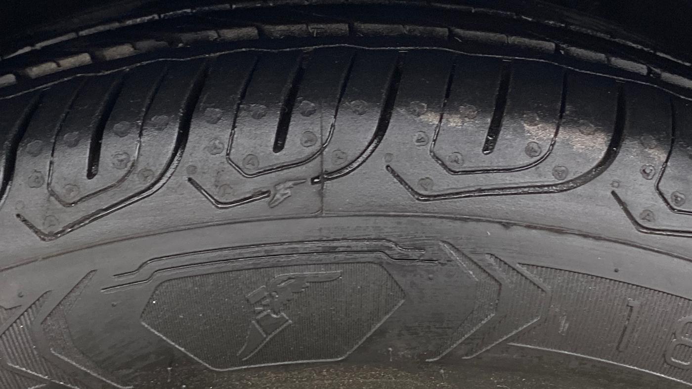 2016 Volkswagen Vento HIGHLINE 1.6 MPI, Petrol, Manual, 36,025 km, Left Front Tyre Tread