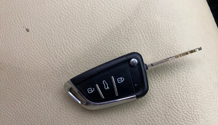 2022 Maruti Ciaz DELTA 1.5 SHVS MT PETROL, Petrol, Manual, 56,685 km, Key Close Up