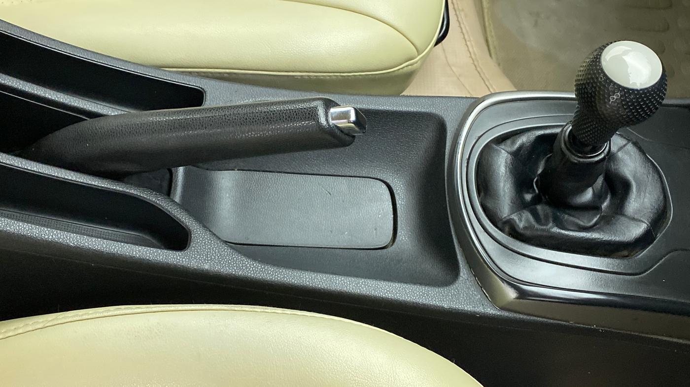 2014 Honda City V MT PETROL, CNG, Manual, 77,676 km, Gear Lever
