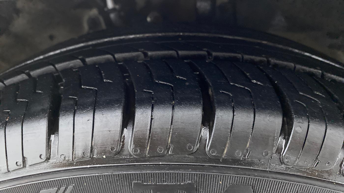2014 Honda City V MT PETROL, CNG, Manual, 77,676 km, Right Front Tyre Tread