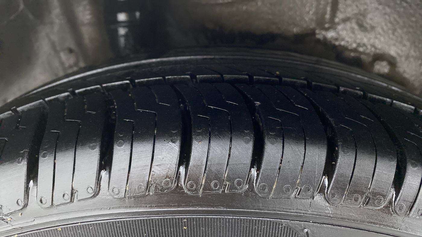2014 Honda City V MT PETROL, CNG, Manual, 77,676 km, Right Rear Tyre Tread