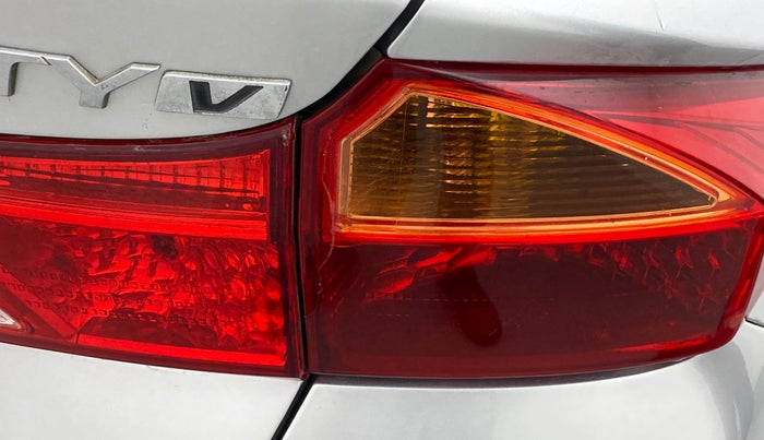 2014 Honda City V MT PETROL, CNG, Manual, 77,676 km, Right tail light - Minor damage