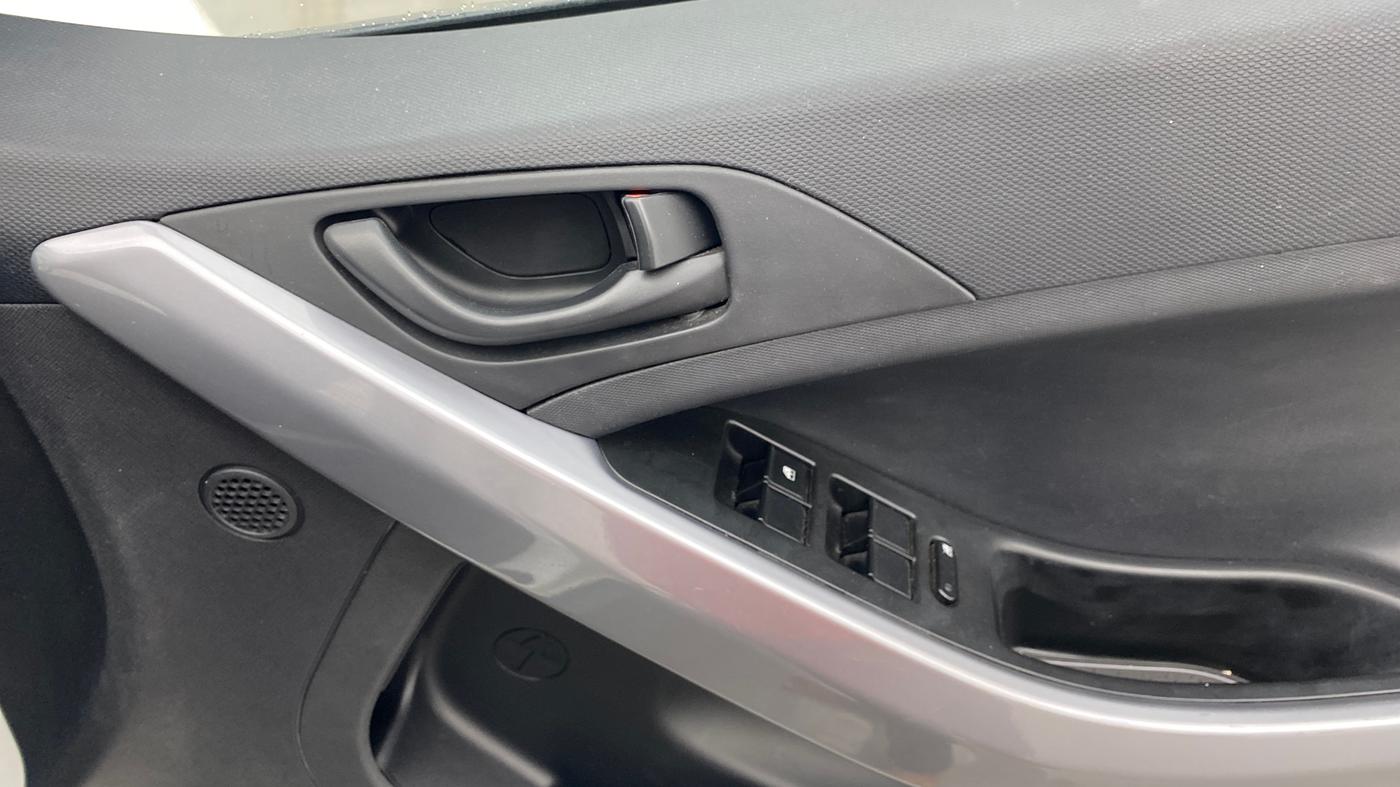2023 Tata NEXON XMA SUNROOF PETROL, Petrol, Automatic, 98,342 km, Driver Side Door Panels Control