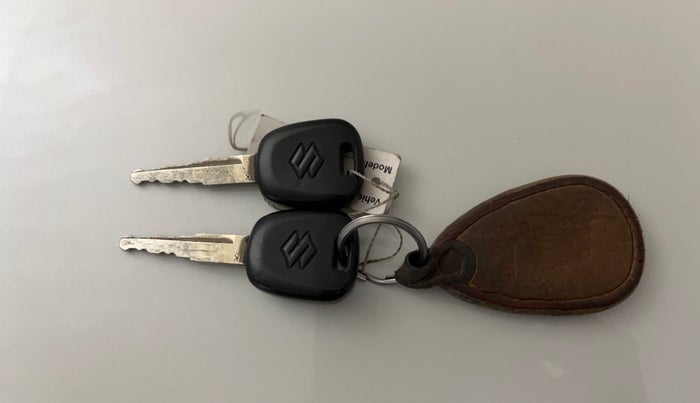 2018 Maruti Dzire LXI, CNG, Manual, 51,121 km, Key Close Up