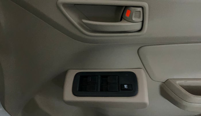 2018 Maruti Dzire LXI, CNG, Manual, 51,121 km, Driver Side Door Panels Control