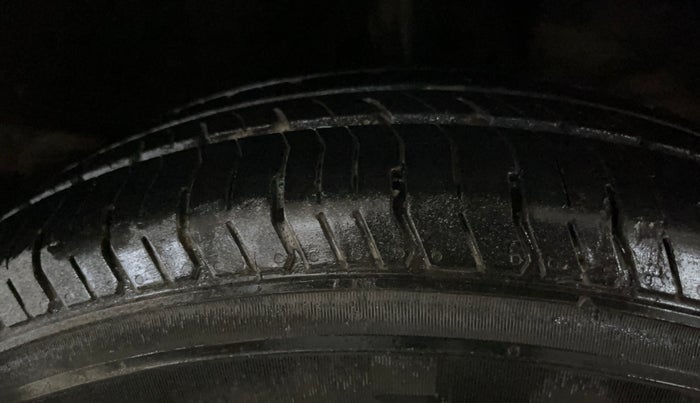 2018 Maruti Dzire LXI, CNG, Manual, 51,121 km, Right Front Tyre Tread