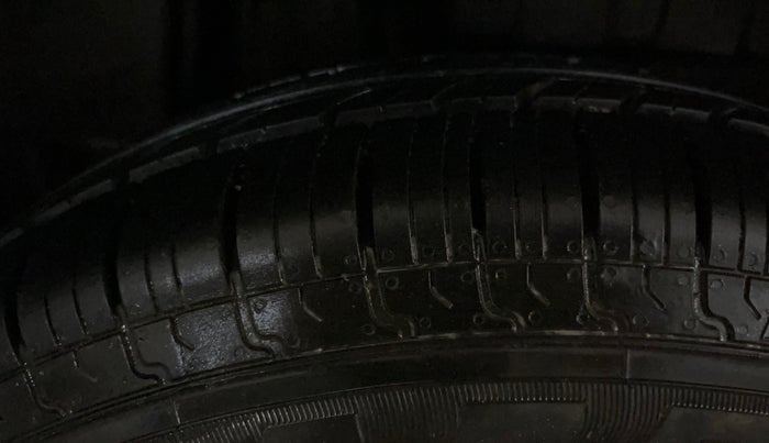 2018 Maruti Dzire LXI, CNG, Manual, 51,121 km, Right Rear Tyre Tread