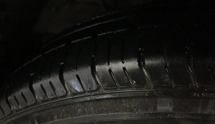 2018 Maruti Dzire LXI, CNG, Manual, 51,121 km, Left Front Tyre Tread