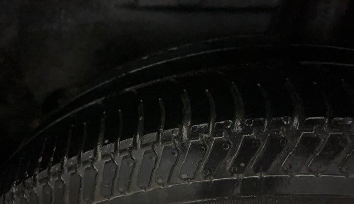 2018 Maruti Dzire LXI, CNG, Manual, 51,121 km, Left Rear Tyre Tread