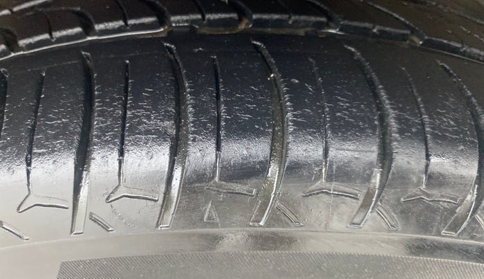 2015 Hyundai Elite i20 SPORTZ 1.4 (O) CRDI, Diesel, Manual, 71,812 km, Right Front Tyre Tread