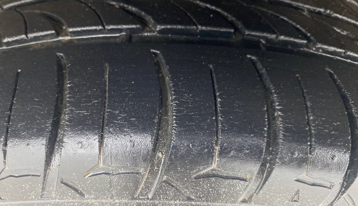 2015 Hyundai Elite i20 SPORTZ 1.4 (O) CRDI, Diesel, Manual, 71,812 km, Left Front Tyre Tread