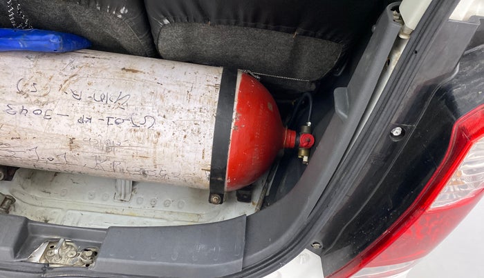 2012 Maruti Wagon R 1.0 LXI, CNG, Manual, 72,983 km, Dicky (Boot door) - Trim lock has minor damage