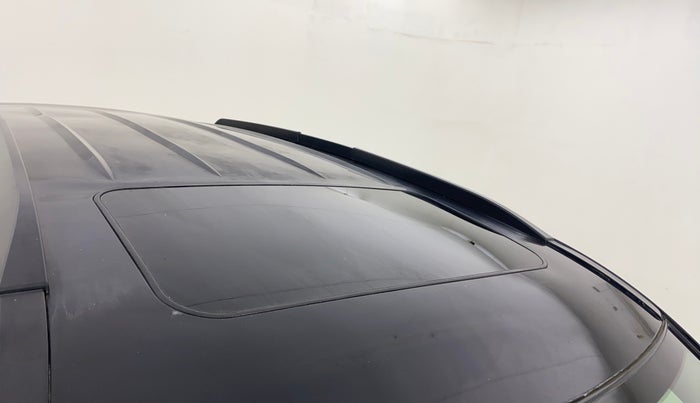 2016 Mahindra XUV500 W10 AT, Diesel, Automatic, 1,10,388 km, Moonroof/ Sunroof