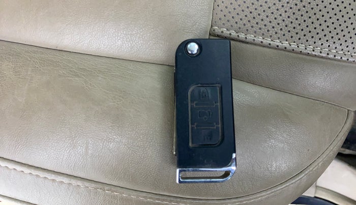 2016 Mahindra XUV500 W10 AT, Diesel, Automatic, 1,10,388 km, Key Close Up