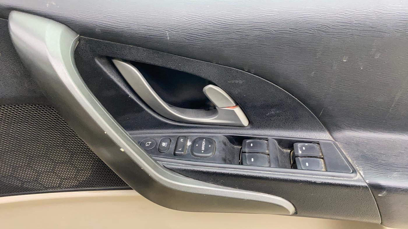 2016 Mahindra XUV500 W10 AT, Diesel, Automatic, 1,11,214 km, Driver Side Door Panels Control