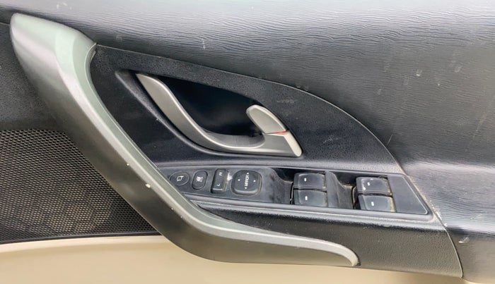 2016 Mahindra XUV500 W10 AT, Diesel, Automatic, 1,10,388 km, Driver Side Door Panels Control