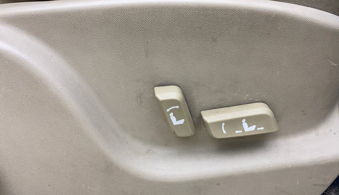 2016 Mahindra XUV500 W10 AT, Diesel, Automatic, 1,10,388 km, Driver Side Adjustment Panel