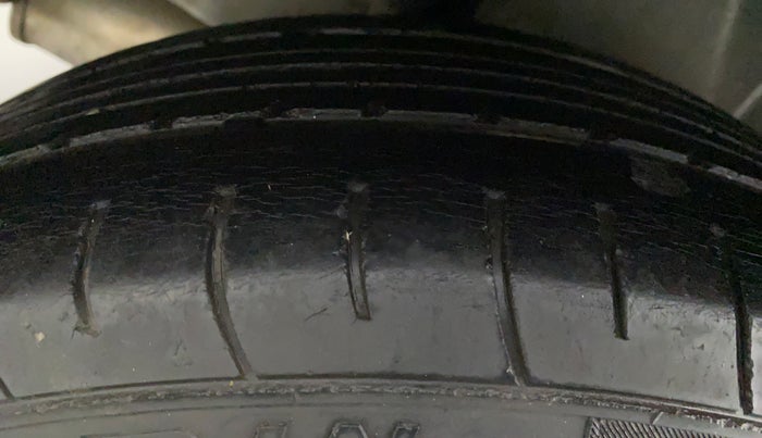 2013 Honda Brio S MT, Petrol, Manual, 35,921 km, Right Rear Tyre Tread