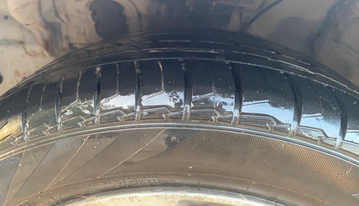 2017 Hyundai Elite i20 ASTA 1.2 (O), CNG, Manual, 1,39,563 km, Left Front Tyre Tread