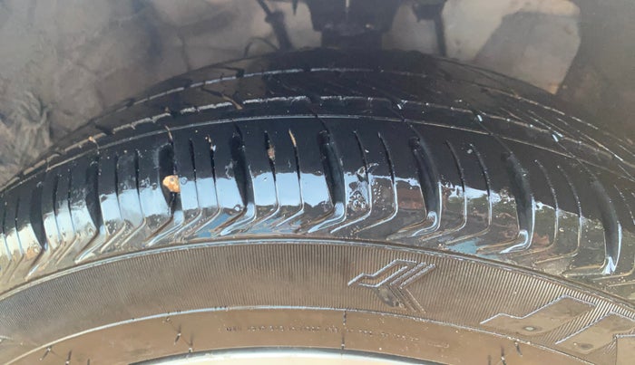 2017 Hyundai Elite i20 ASTA 1.2 (O), CNG, Manual, 1,39,563 km, Right Front Tyre Tread