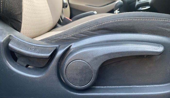 2017 Hyundai Elite i20 ASTA 1.2 (O), CNG, Manual, 1,39,563 km, Driver Side Adjustment Panel