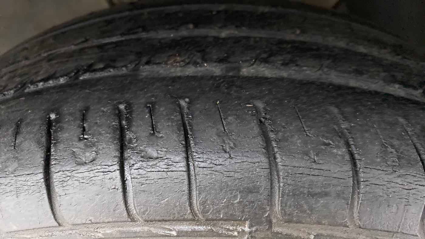 2017 Hyundai Elite i20 MAGNA 1.2, Petrol, Manual, 25,603 km, Right Front Tyre Tread