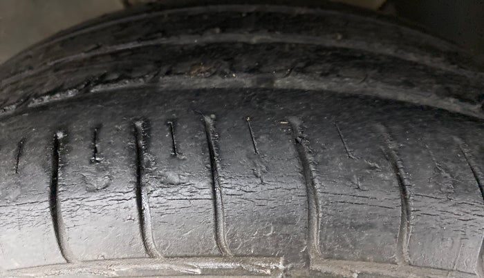 2017 Hyundai Elite i20 MAGNA 1.2, Petrol, Manual, 25,603 km, Right Front Tyre Tread