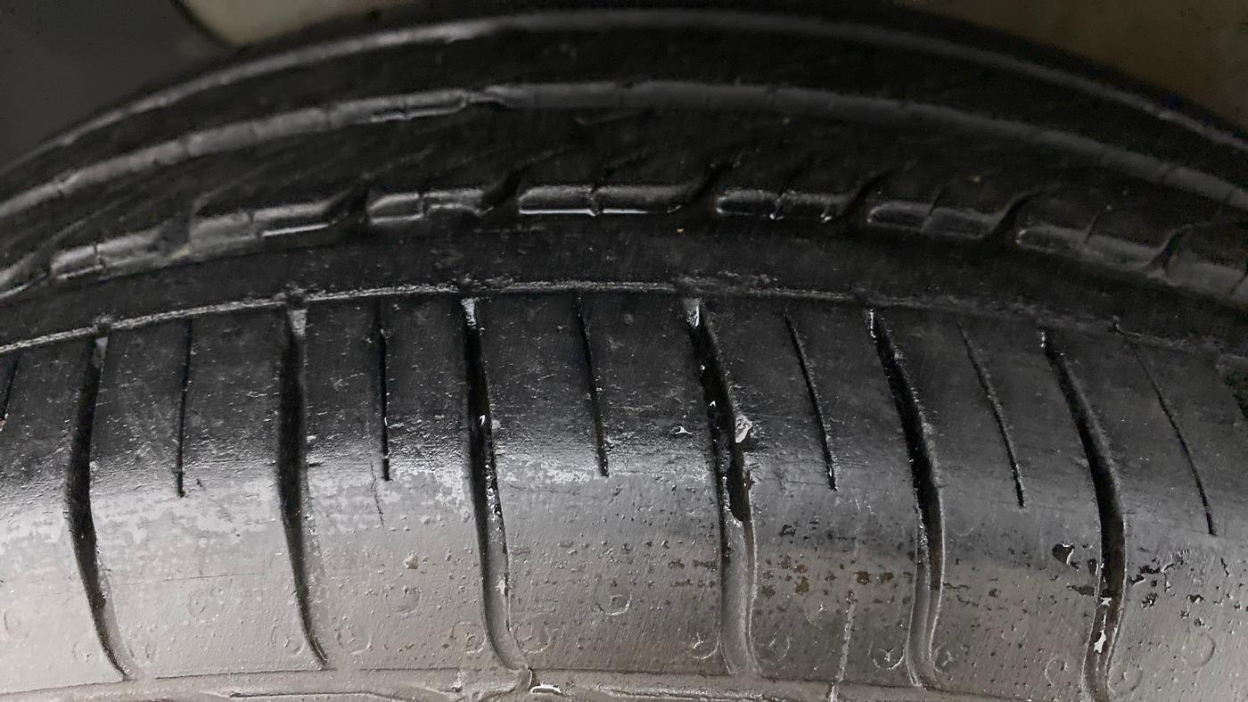 2017 Hyundai Elite i20 MAGNA 1.2, Petrol, Manual, 25,603 km, Left Front Tyre Tread