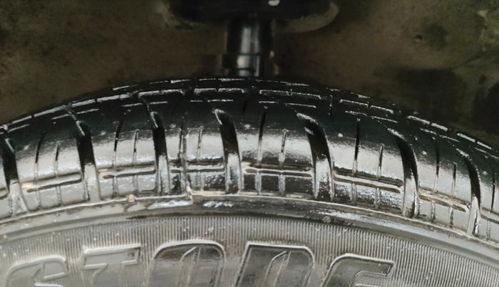 2015 Maruti Swift VXI, Petrol, Manual, 68,004 km, Right Front Tyre Tread