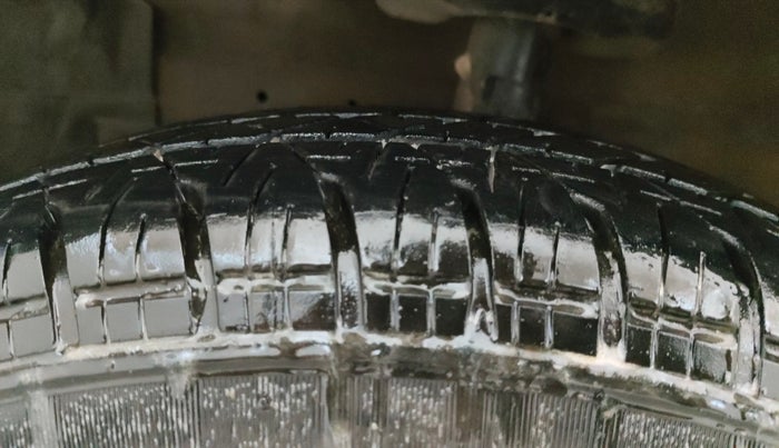 2015 Maruti Swift VXI, Petrol, Manual, 68,004 km, Left Front Tyre Tread