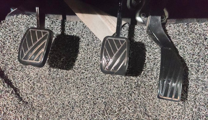 2015 Maruti Swift VXI, Petrol, Manual, 68,004 km, Pedals