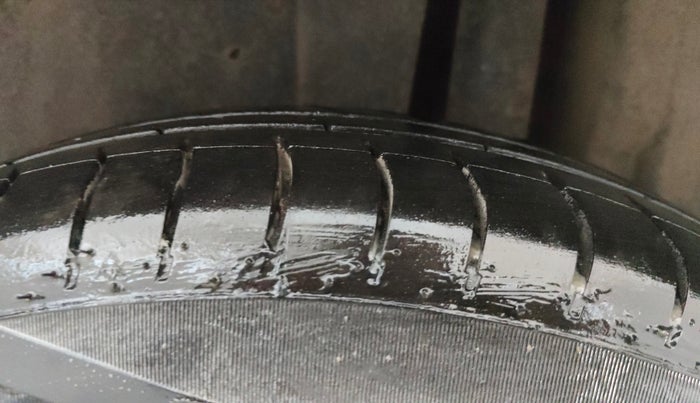 2015 Maruti Swift VXI, Petrol, Manual, 68,004 km, Left Rear Tyre Tread