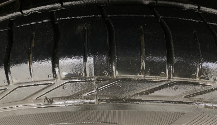 2018 Tata NEXON XZ PLUS DIESEL DUAL TONE, Diesel, Manual, 61,495 km, Right Front Tyre Tread