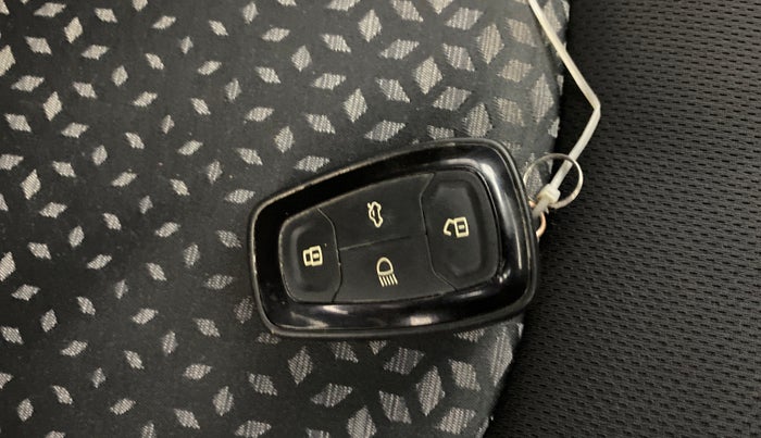 2018 Tata NEXON XZ PLUS DIESEL DUAL TONE, Diesel, Manual, 61,495 km, Key Close Up