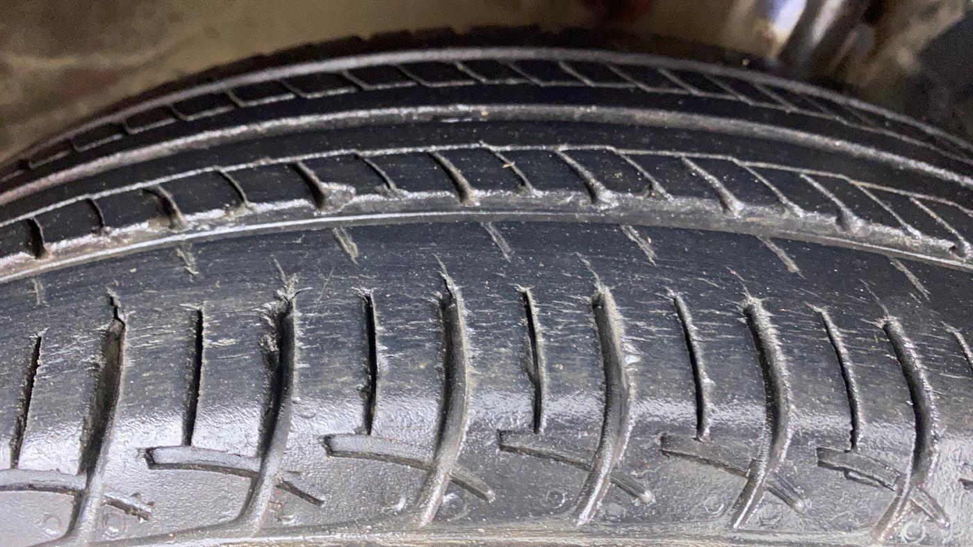 2018 Maruti Baleno DELTA PETROL 1.2, CNG, Manual, 27,538 km, Right Front Tyre Tread