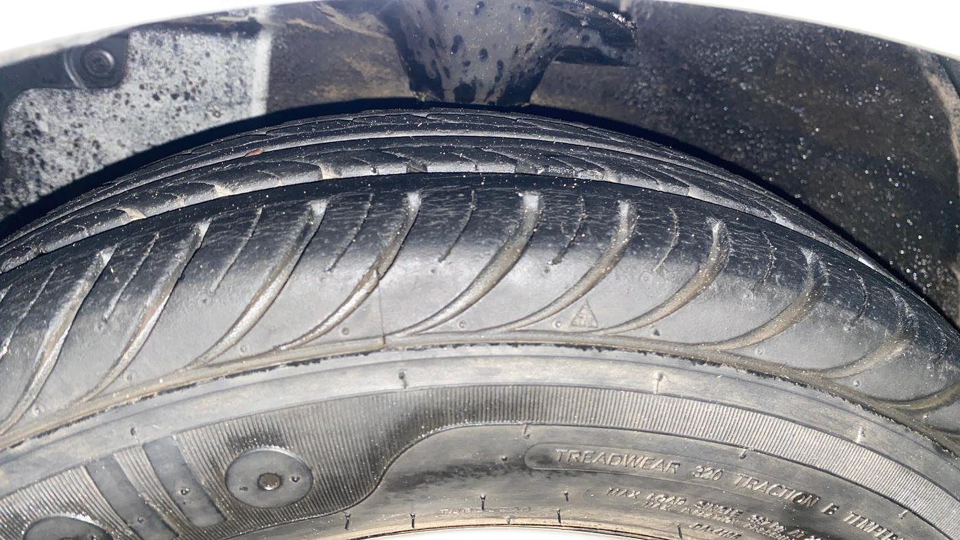 2014 Hyundai Eon MAGNA +, Petrol, Manual, 14,123 km, Left Front Tyre Tread