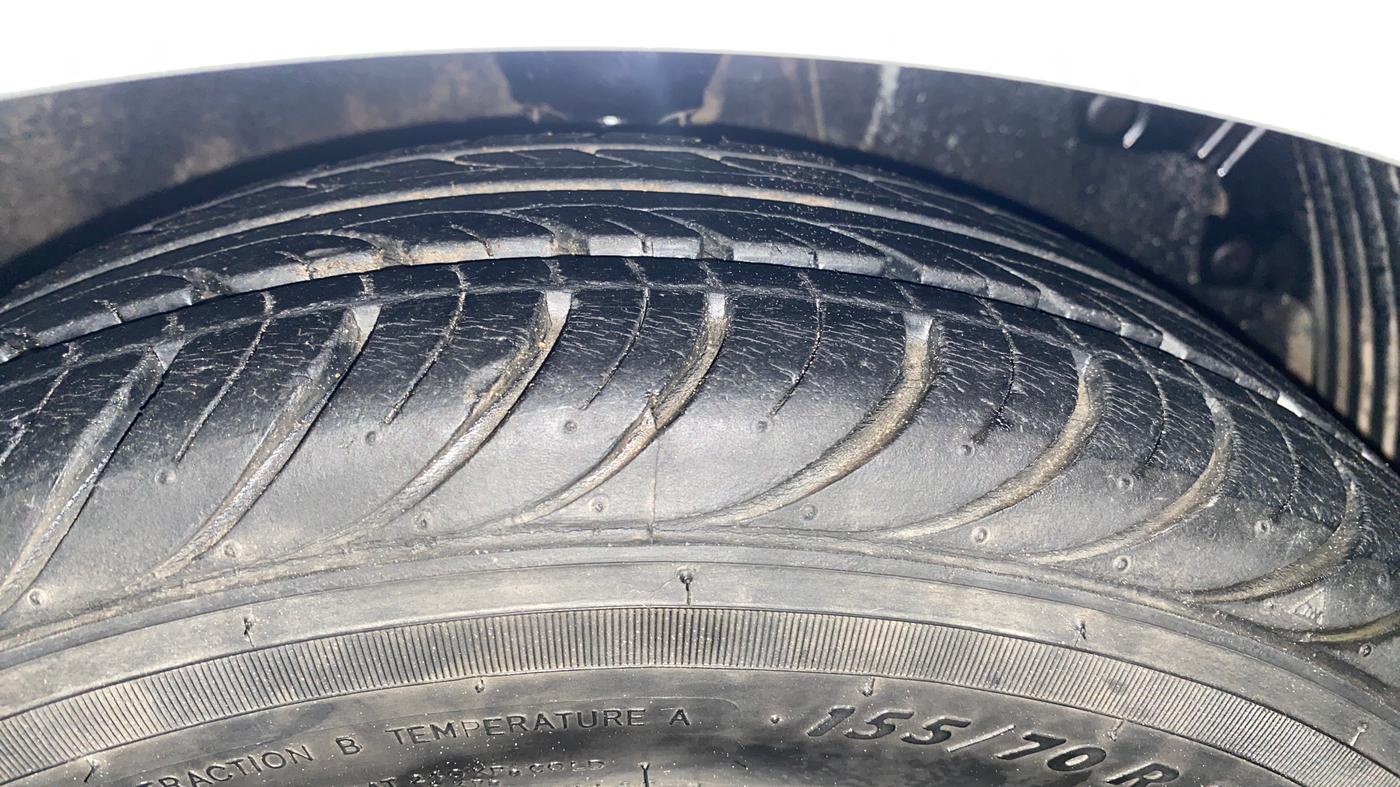2014 Hyundai Eon MAGNA +, Petrol, Manual, 14,123 km, Right Front Tyre Tread
