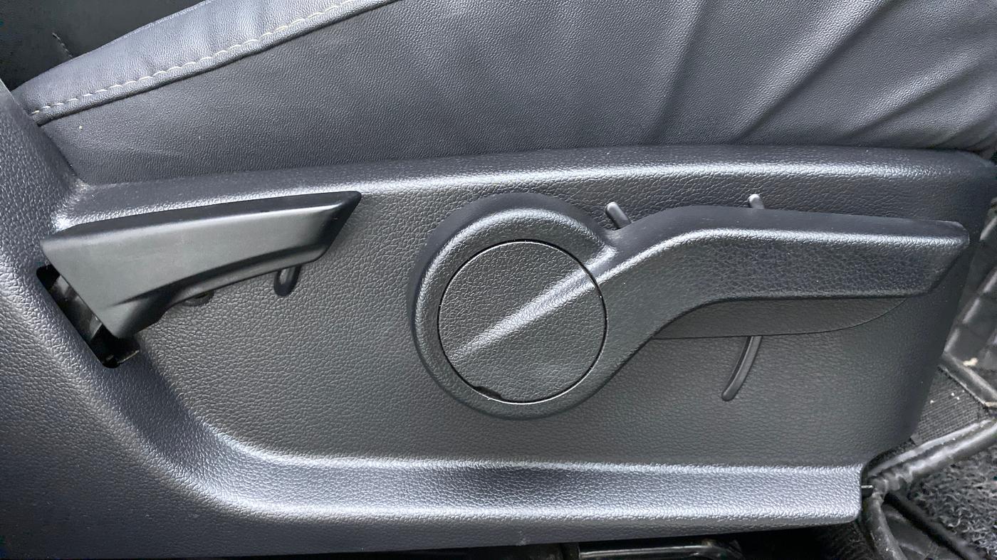 2021 Mahindra Thar LX  P 4WD AT CONVERTIBLE, Petrol, Automatic, 21,143 km, Driver Side Adjustment Panel
