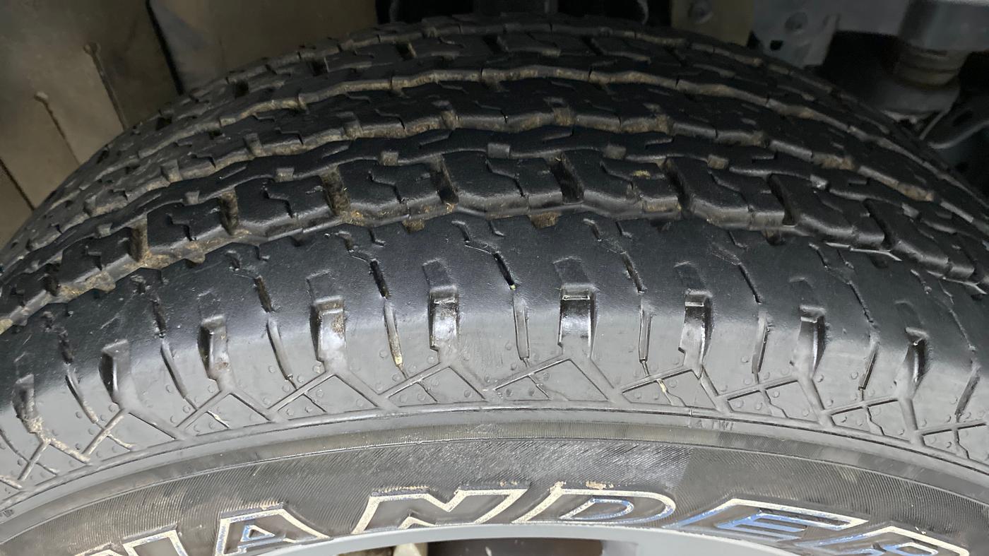 2021 Mahindra Thar LX  P 4WD AT CONVERTIBLE, Petrol, Automatic, 21,143 km, Right Front Tyre Tread