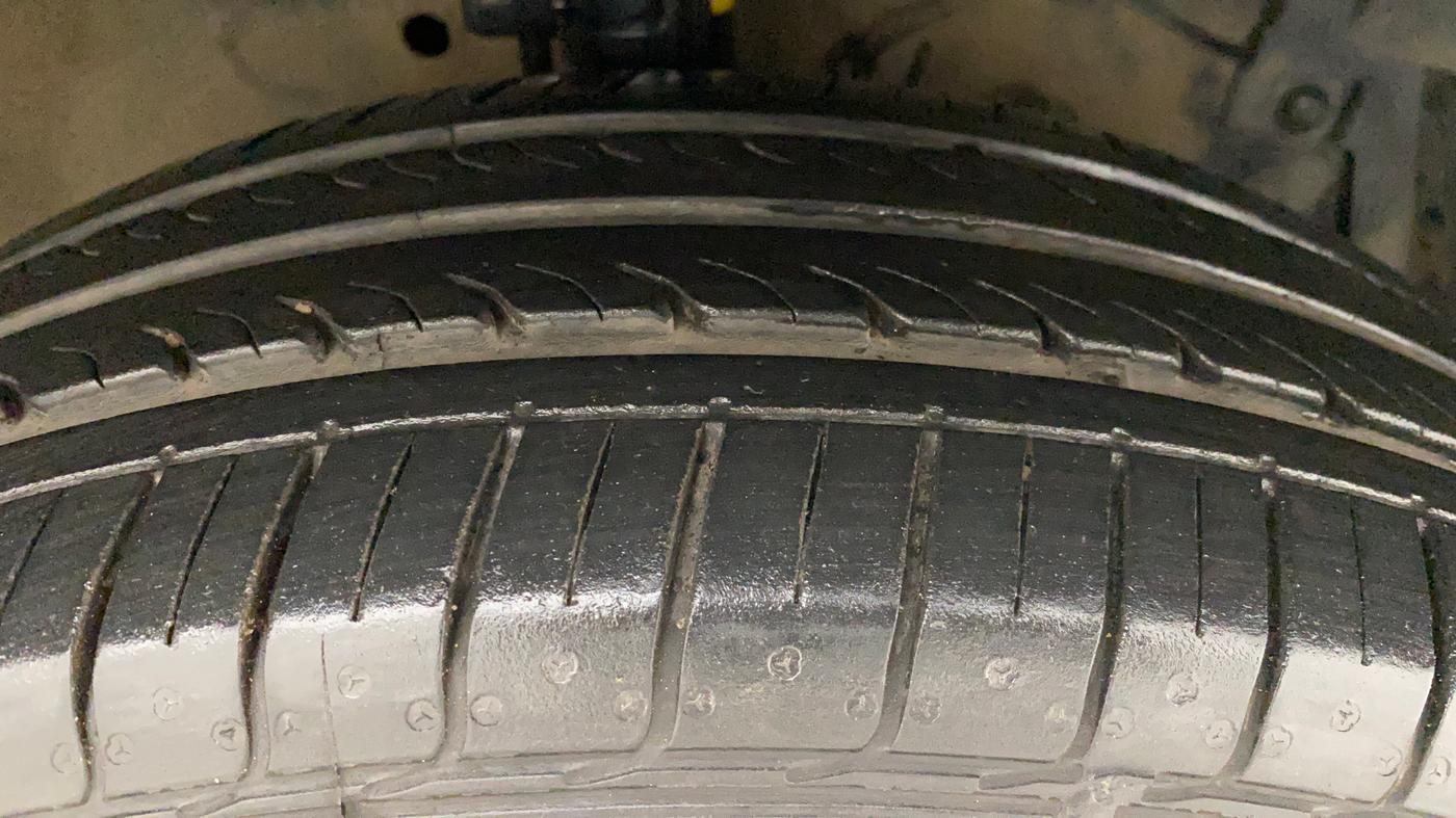 2015 Maruti Swift ZDI, Diesel, Manual, 71,226 km, Right Front Tyre Tread