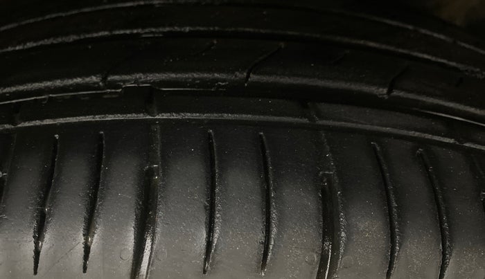 2023 Mahindra XUV700 AX 5 P AT 5 STR, Petrol, Automatic, 21,340 km, Right Front Tyre Tread