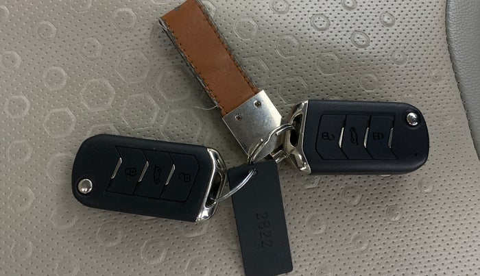 2023 Mahindra XUV700 AX 5 P AT 5 STR, Petrol, Automatic, 21,340 km, Key Close Up