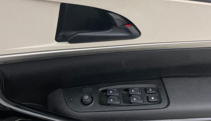 2023 Mahindra XUV700 AX 5 P AT 5 STR, Petrol, Automatic, 21,340 km, Driver Side Door Panels Control
