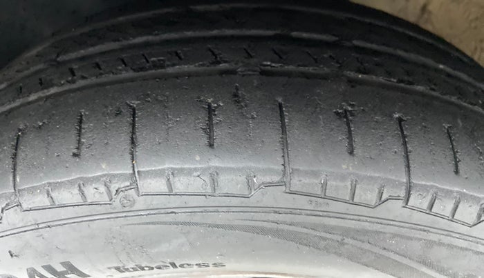 2014 Skoda Rapid 1.6 TDI MT AMBITION PLUS, Diesel, Manual, 68,027 km, Left Front Tyre Tread